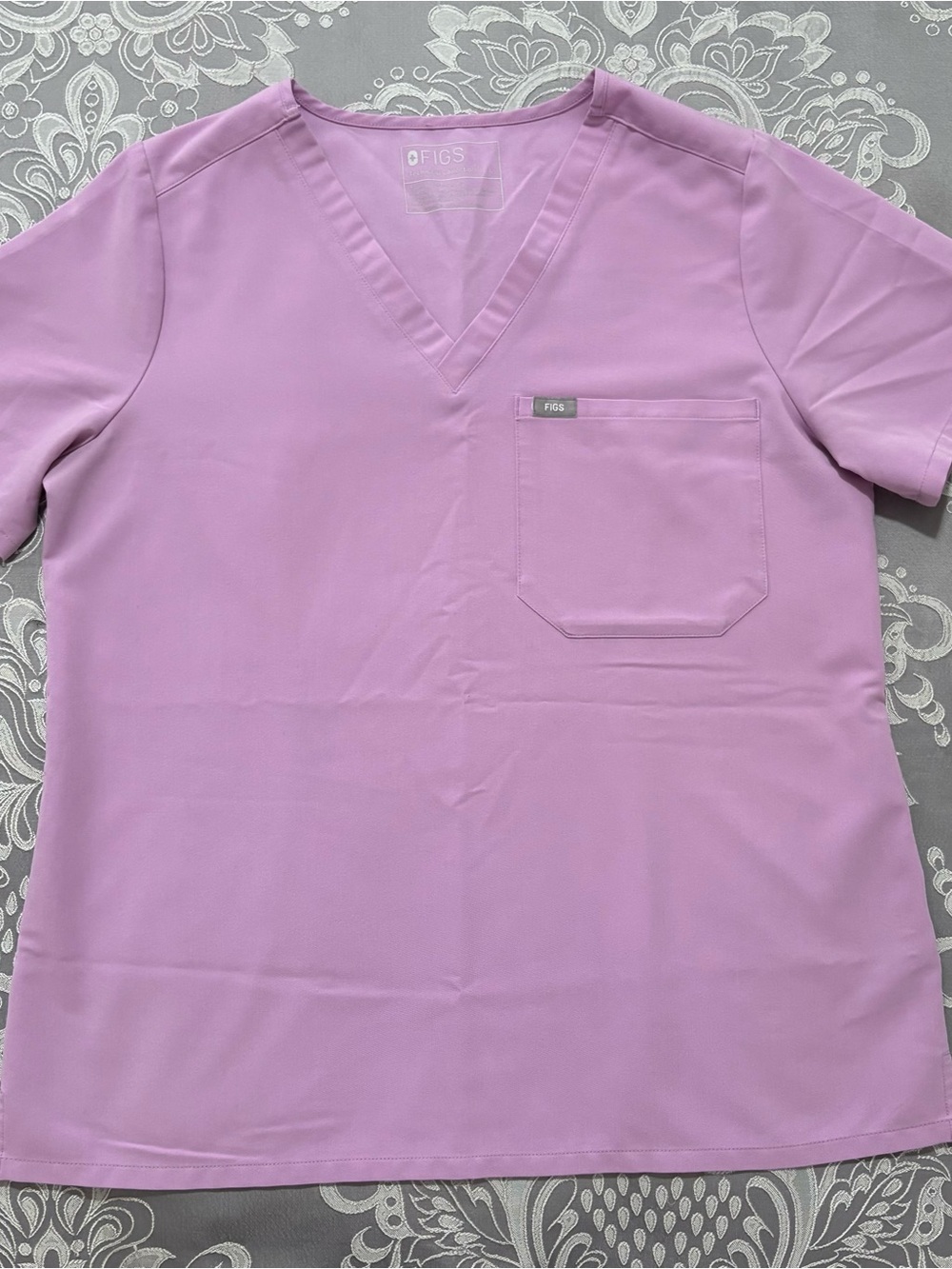 FIGS Women’s V-Neck Scrub Top in Lavender Pink Size Large